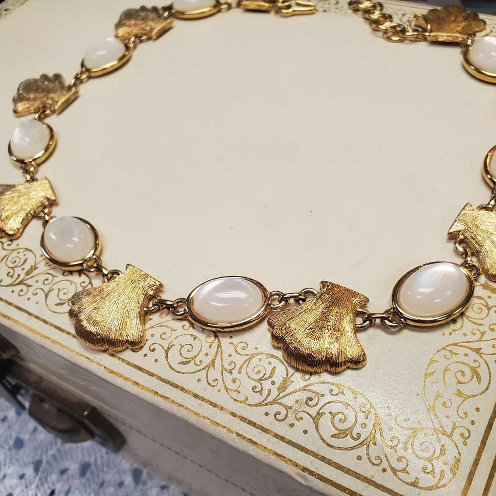 Vintage MONET Gold Tone Shell & Mother of Pearl Necklace - Picture 2 of 4